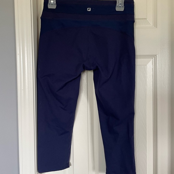 Dark Purple/Navy Blue Fabletics Women’s Capri Leggings - Picture 3 of 3